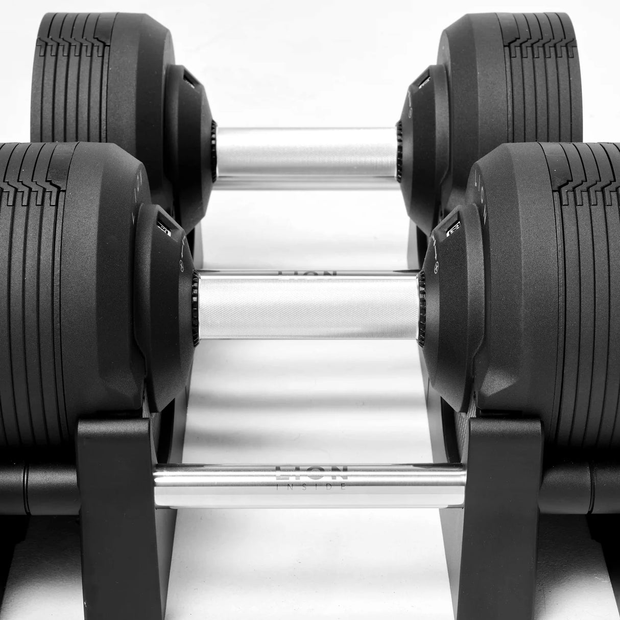Sportler verwendet verstellbaren Kurzhantel-Satz 20–23,5 kg – Krafttraining für ein kompaktes Homegym