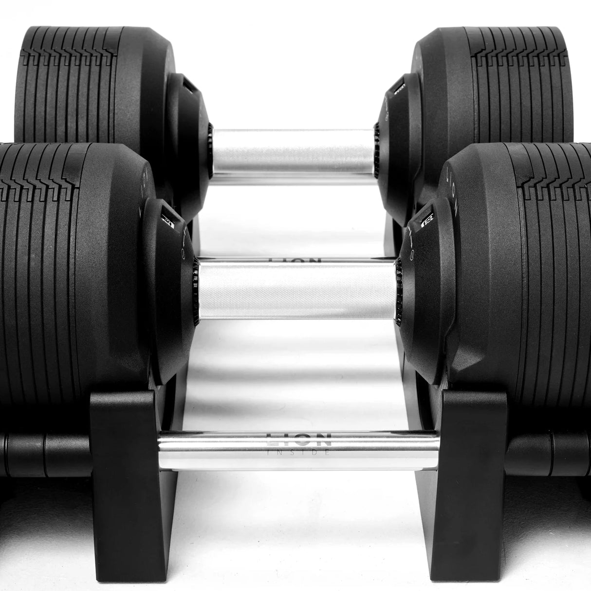 Sporter traint thuis met BlackValor verstelbare dumbbells – krachttraining voor homegym